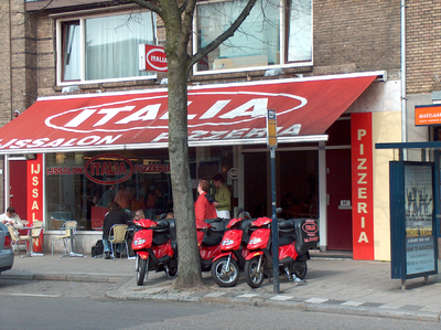 819975 Gezicht op de winkelpui van het pand Adriaen van Ostadelaan 14 (IJssalon-Pizzeria Italia ) te Utrecht.N.B. Van ...
